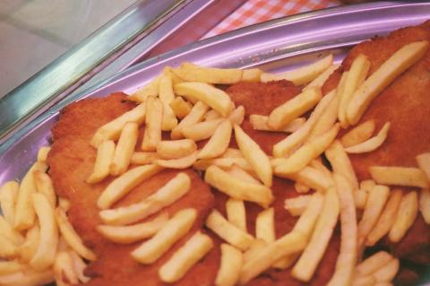 image Filetes empanados con patatas fritas