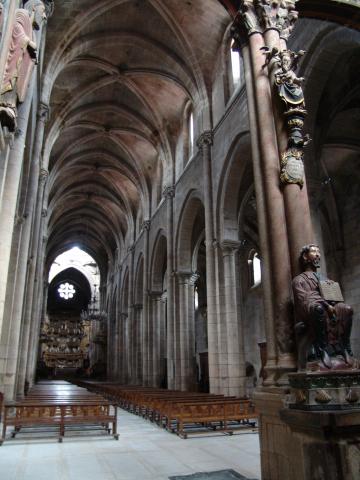image Parteluz y nave central de la Catedral de Ourense