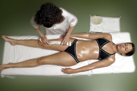 image Masaje de sales: retirada de sales extremidades inferiores: Tendido supino