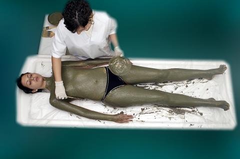 image Envolturas de arcillas y algas: aplicación tendido supino