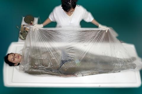 image Envolturas de arcillas y algas: colocación sábana envolvente