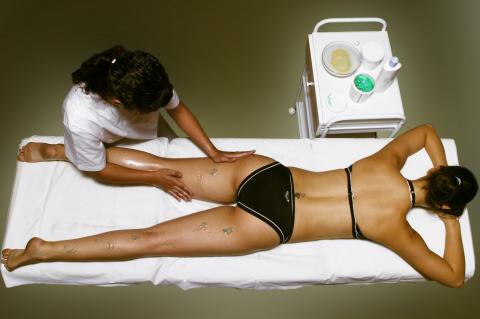 image Vendas frías: aplicación de exfoliante tendido prono