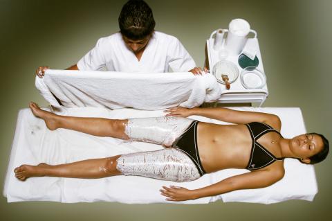 image Vendas frías: film osmótico y envoltura de la modelo