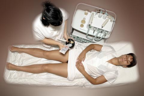 image Exfoliación mecánica: vertido del producto exfoliante en el bol