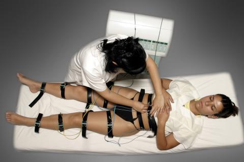 image Gimnasia pasiva con cintas de caucho: conexión de cables