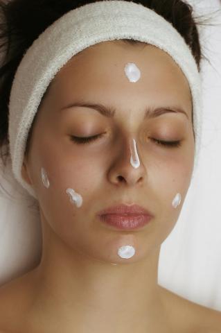 image Limpieza facial: aplicación producto desmaquillante