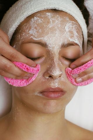 image Limpieza facial: retirada de producto exfoliante