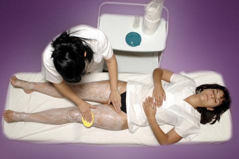 image Masaje y mascarilla corporal: humectación de mascarilla