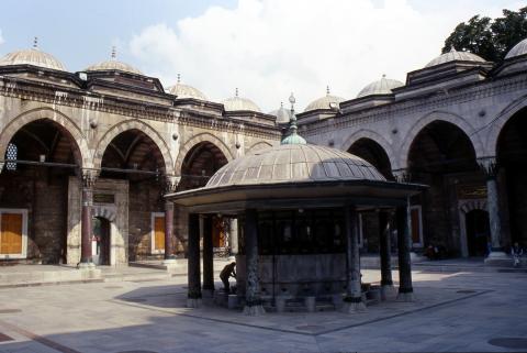image Fuente para lavar los pies en la Mezquita Azul, Estambul, Turquía