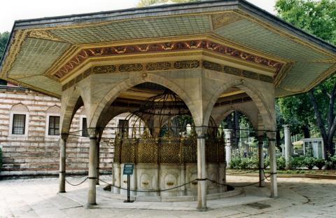 image Fuente para lavar los pies en la Santa Sofía, Estambul, Turquía