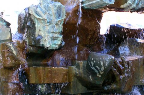 image Escultura en Calle Serrano, Madrid