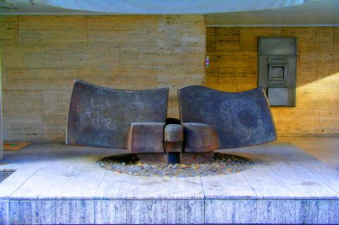 image Escultura en Calle Sor Ángela de la Cruz, Madrid