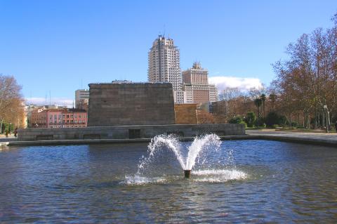 image Fuente en Templo de Debod, Madrid