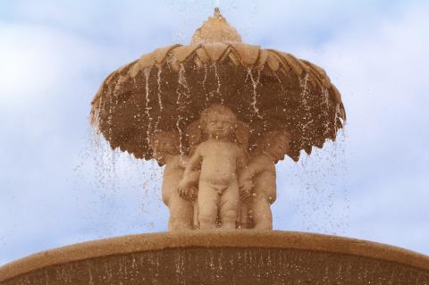 image Fuente de la Alcachofa. Parque del Retiro, Madrid