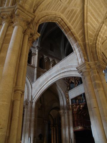 image Columnas y contrafuertes de la Catedral de Tuy, Pontevedra