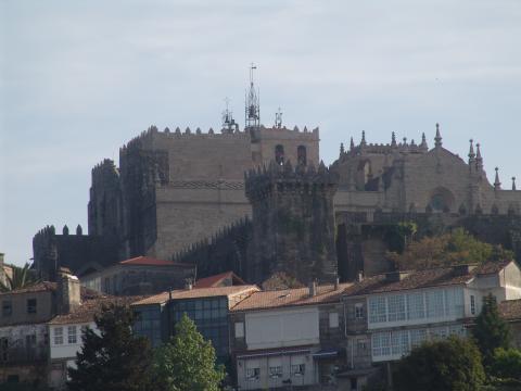 image Vista general de la Catedral de Tuy, Pontevedra