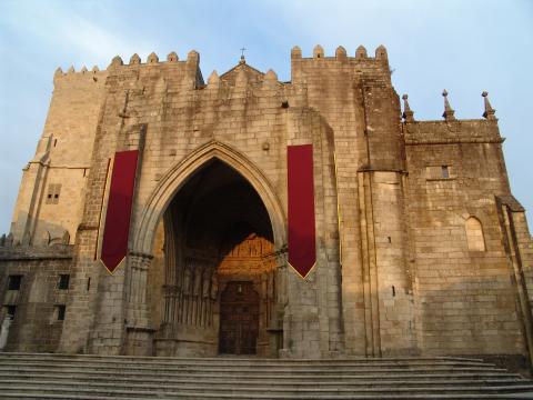 image Fachada principal de la Catedral de Tuy, Pontevedra