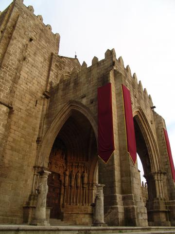 image Pórtico de entrada de la Catedral de Tuy, Pontevedra