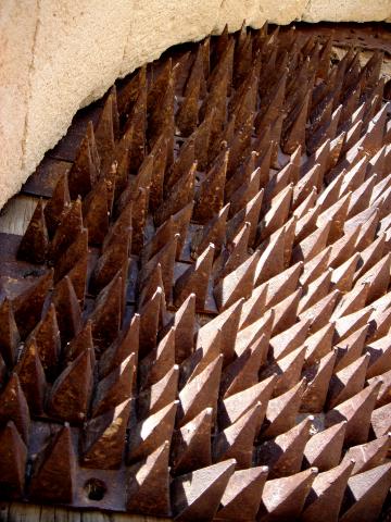 image Herraje de puerta de castillo, detalle de clavos