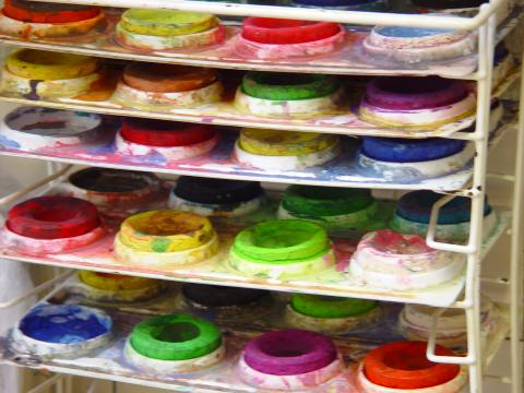 image Mueble con pinturas