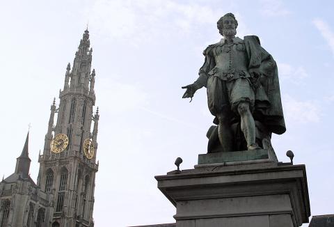 image Estatua de Rubens con la torre de la catedral de fondo, Amberes, Bélgica