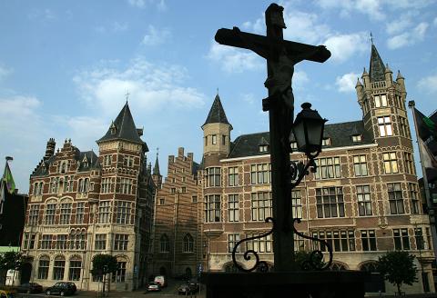 image Vista de la Jordaenskaai desde el Castillo de Steen, Amberes, Bélgica