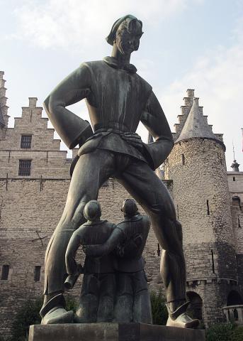 image Estatua del gigante de Lange Wapper, Amberes, Bélgica