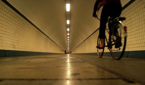 image Túnel peatonal bajo el río Escalda, Amberes, Bélgica
