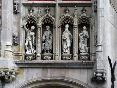 image Estatuillas encima de la puerta de la Provinciehuis, Brujas, Bélgica