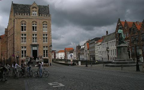 image Jan Van Eyckplein en Plaza de Jan Van Eyck, Brujas, Bélgica