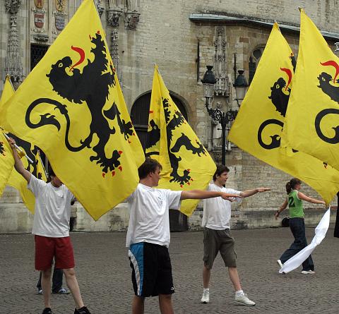 image El León de Flandes, la bandera en un ensayo, Brujas, Bélgica
