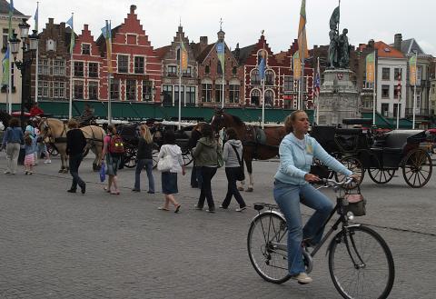 image Vista de la Plaza Mayor o Markt Plein, Brujas, Bélgica