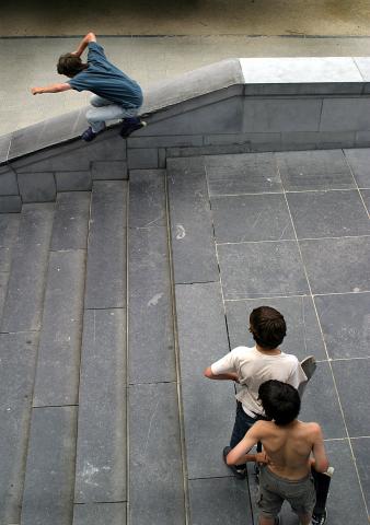 image Niños jugando en los jardines del  Monte de las Artes, Bruselas, Bélgica