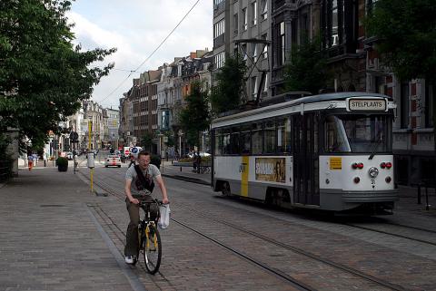 image Bibicleta y tranvía en Gante, Bélgica