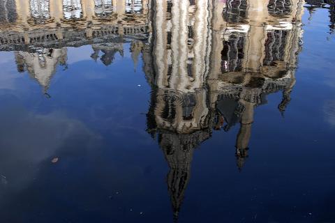 image Reflejo en el canal del edificio que fue la antigua oficina de Correos, Gante, Bélgica