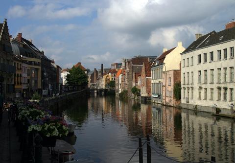 image Vista de un canal de Gante por Oudburg, Bélgica