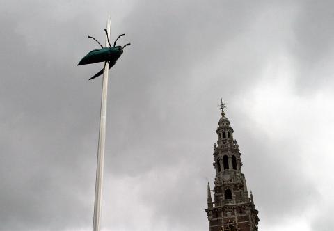 image Torre de la Biblioteca de la Universidad y el monumento "Totem" de Jan Fabre en la plaza Ladeuzeplein, Lovaina, Bélgica