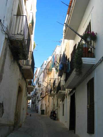 image Calles que se empinan en Dalt Vila, Ibiza, Islas Baleares