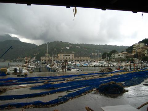 image Redes a secar en el Puerto de Sóller, Mallorca, Islas Baleares