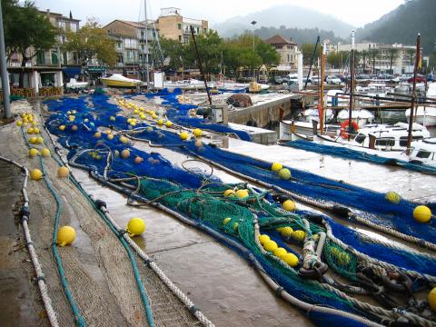 image Redes a secar en el Puerto de Sóller, Mallorca, Islas Baleares