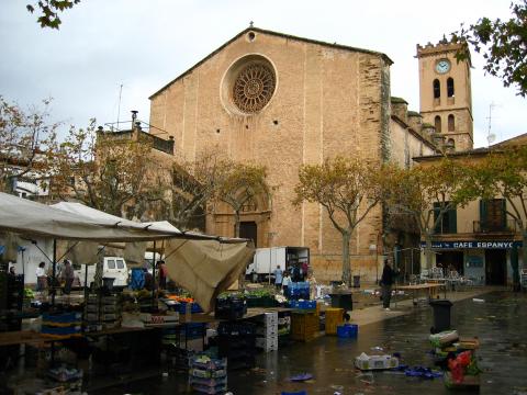 image Iglesia de Pollença en día de mercado, Mallorca, Islas Baleares