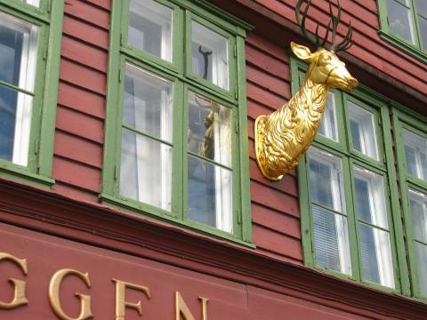 image Ciervo emblema de la Bryggen Handel, Bergen, Noruega