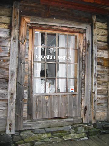 image Puerta medieval en madera del siglo XVI, Noruega