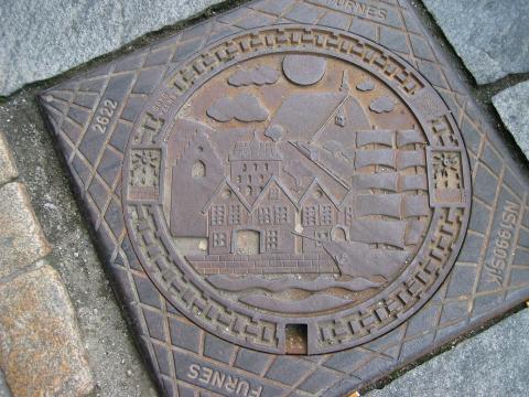 image Tapa de alcantarilla muy descriptiva de Bergen, Noruega