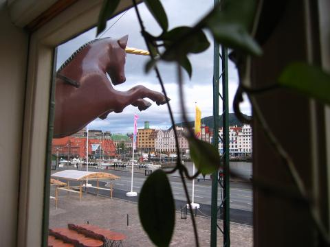 image Desde el restaurante Enhjornningen, a medianoche el 20 de Junio, Noruega