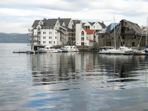image Contraste de edificios en puerto de Vägen, Bergen, Noruega