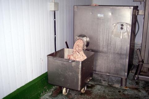 image Carne saliendo de la picadora