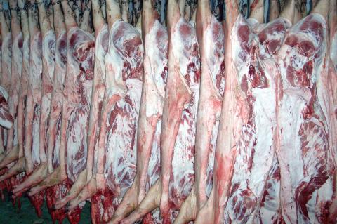 image Cerdos colgados del rail