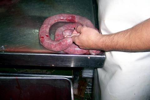 image Embutiendo chorizo