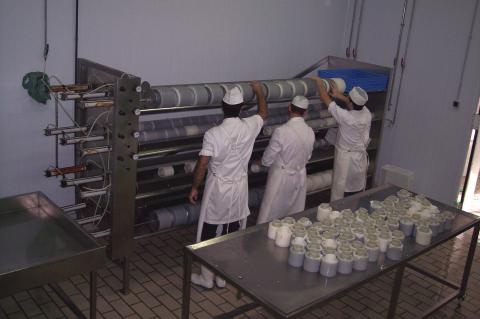 image Colocando moldes en prensa